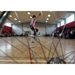 Photo d'une personne sur un vélo en salle
